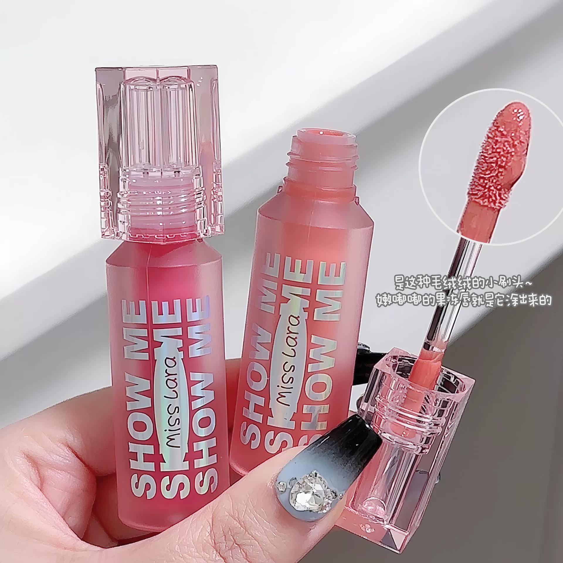 Glossy lip gloss, mirror effect, plump lips effect