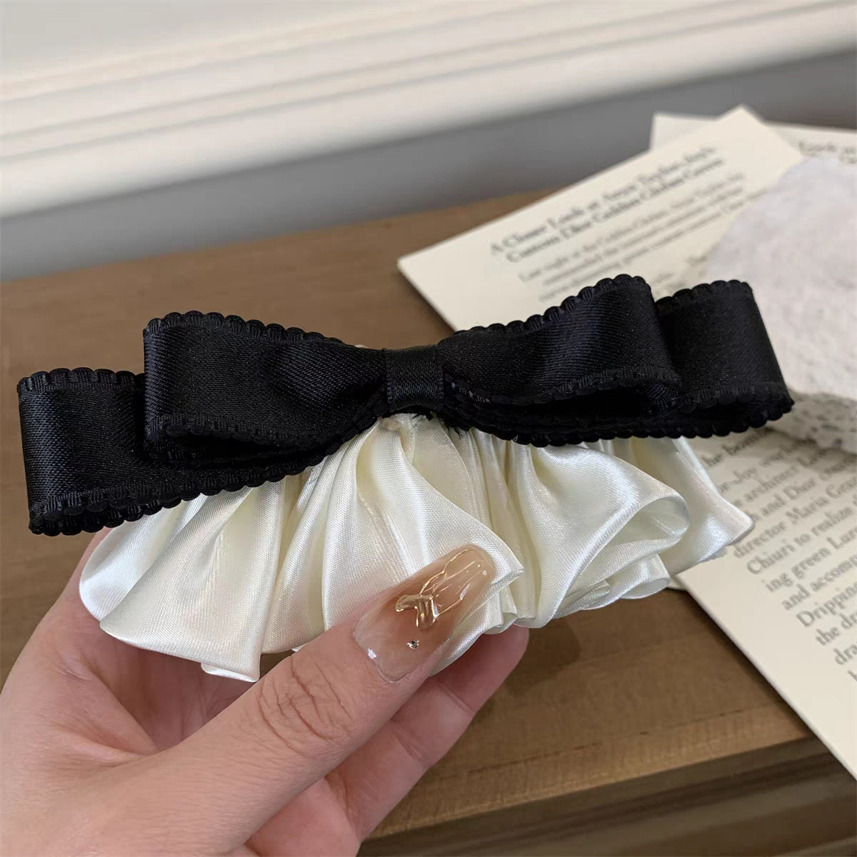 Französischer Retro-Haarclip mit Rüschenrand und Schleife, voluminös, süß, vertikal, hochwertig._voghion.com