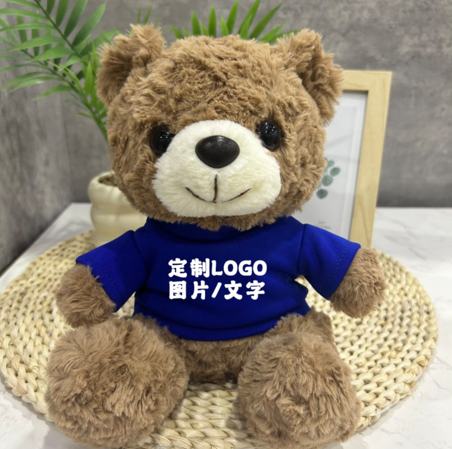 Los juguetes de peluche lindos se pueden combinar con logotipos impresos para enviar muñecas de muebles a amigos y vecinos.
