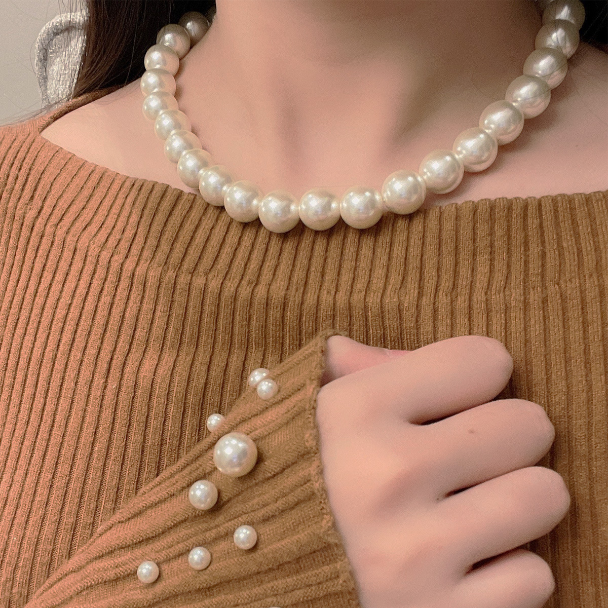 Retro Artificial Pearl Beaded Women's Collarbone Sweater Chain display picture 2