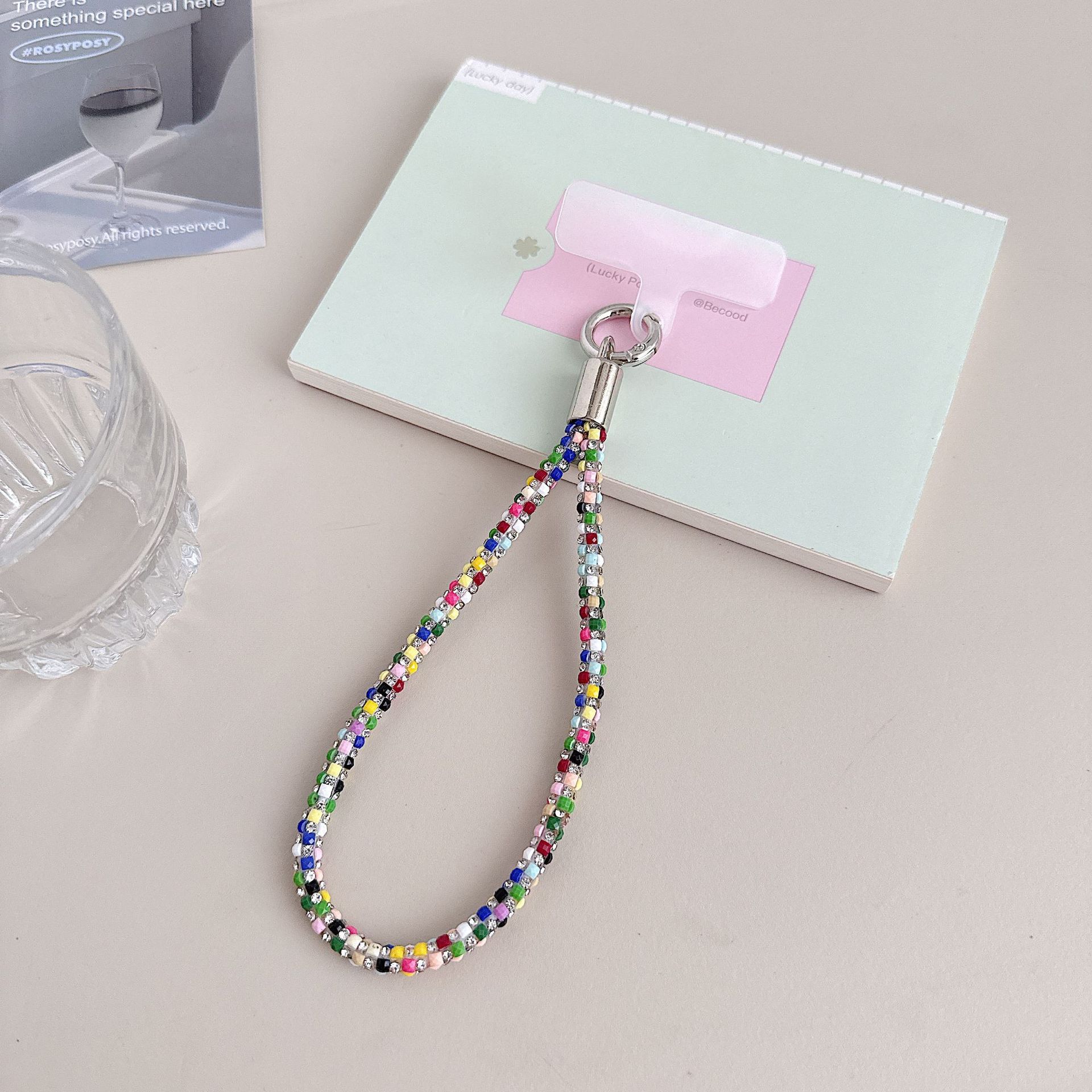 Cadena colgante de teléfono móvil de alta gama hecha a mano de boutique, sensación femenina de alta gama, lujo ligero, cadena colgante de diamante completo, cadena colgante de teléfono móvil de moda, sección larga y corta