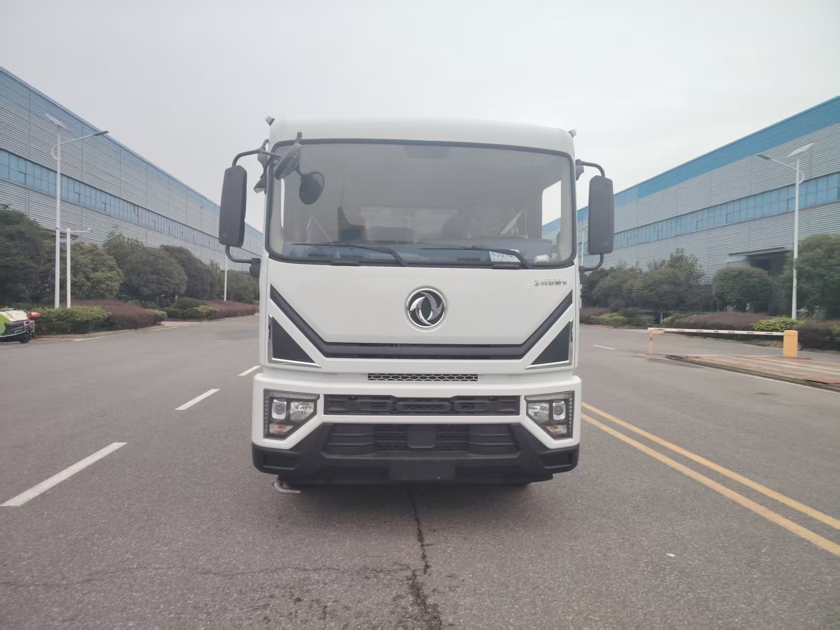 Brand new Dongfeng Dolica D9 Yuchai 170 horsepower sprinkler truck, actual tank volume 13 cubic meters, spray truck