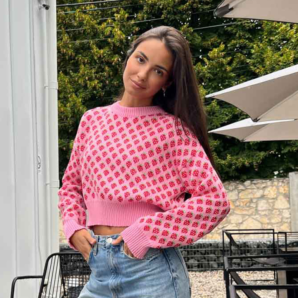 Suéter de cuello redondo transfronterizo 2025, nuevo suéter jacquard de fresa de otoño y invierno, suéter de manga larga corta de estilo europeo y americano para mujeres