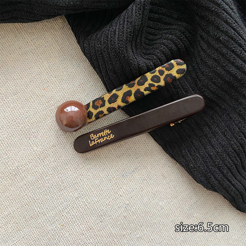 A pair of fine one-line leopard print duck clips