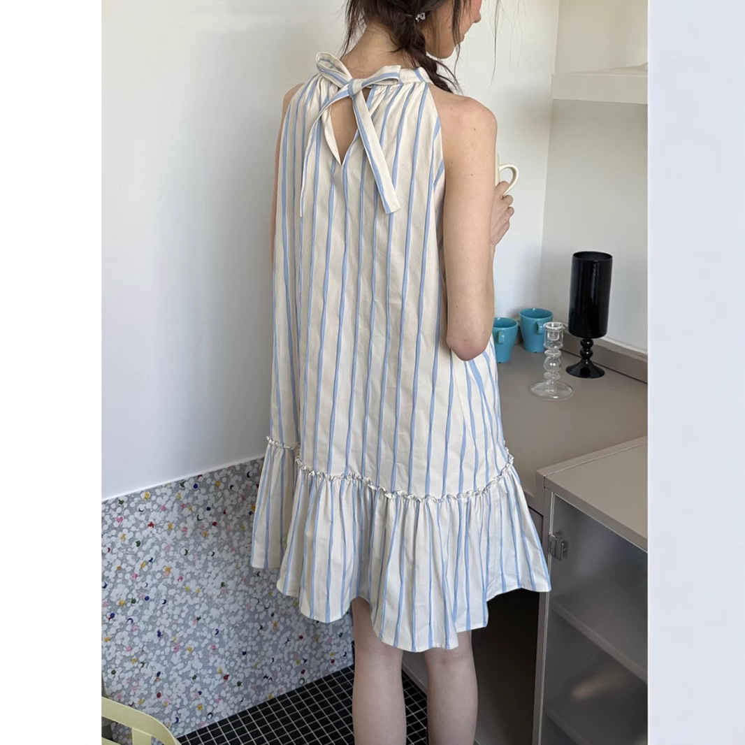 Misty early summer morning’ retro halter neck bow tie hem ruffled…