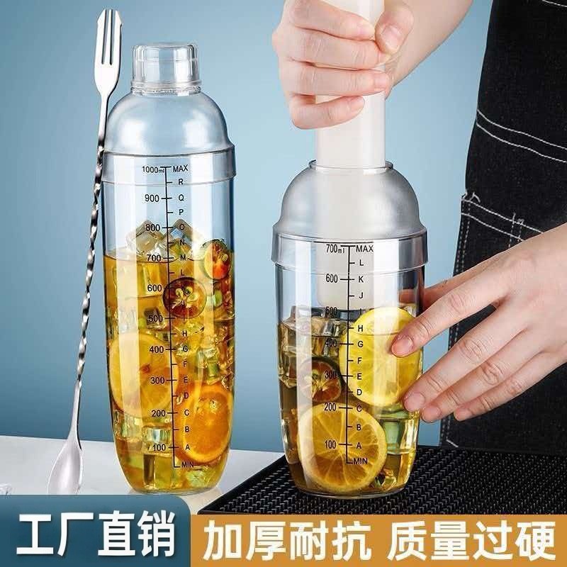 Special hand-held shaker cup for milk tea shops, with scale, for squeezing lemon tea, crushing ice, and squeezing juice, prevents spillage