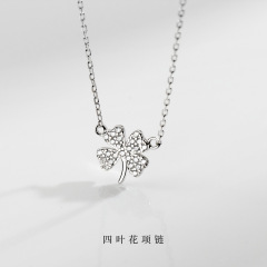 S 925銀四葉花のネックレス女性韓国版の甘い花にダイヤモンドを入れて小さい鎖の鎖の首飾りをつけます。