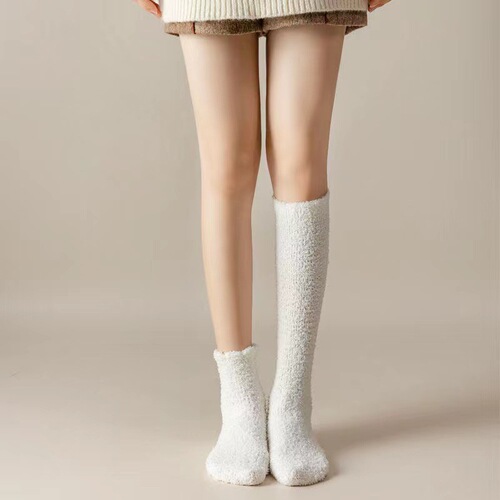 Non-shedding solid-color coral fleece calf socks for women; long stockings with extra fleece lining, thickened and warm; black and white winter knee-high socks.