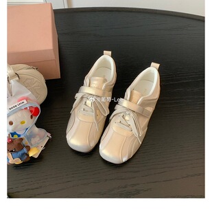 配裙子的小白鞋
