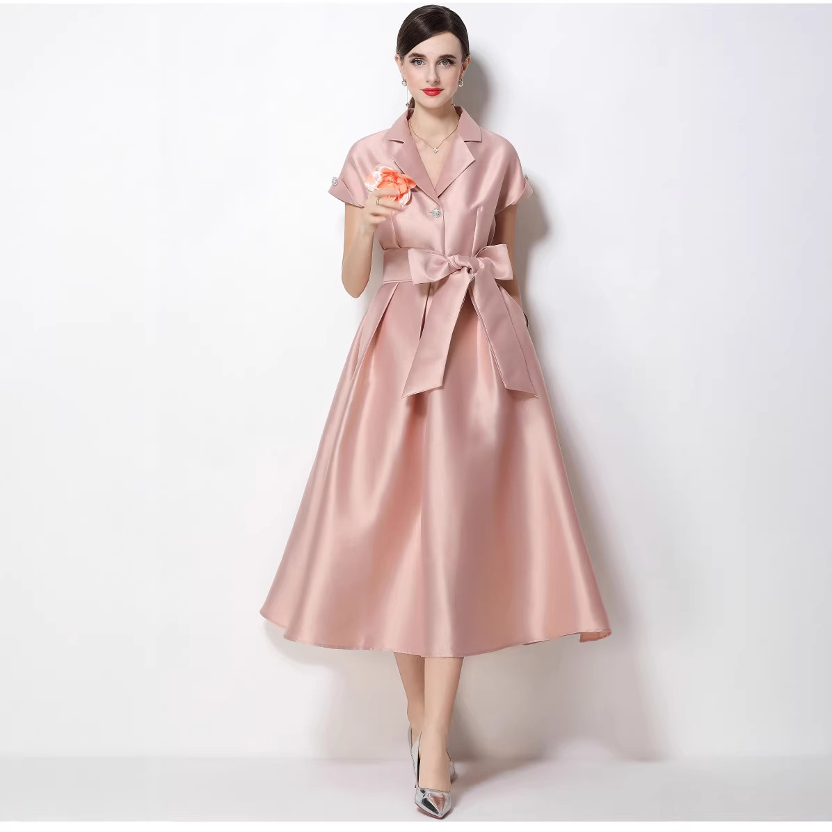 Đầm maxi nữ hoa nổi tay ngắn cổ vest thắt eo jacquard xòe — màu đen, Rượu vang đỏ, xanh lam, màu hồng đậm