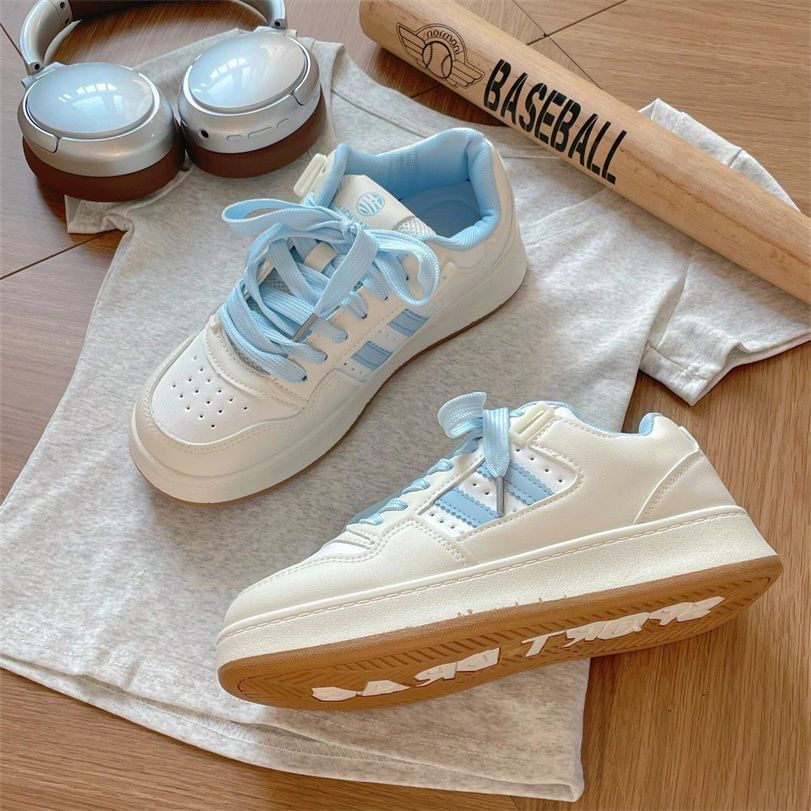 Zapatos blancos de suela gruesa para mujeres 2025 verano nuevo estilo de malla transpirable moda versátil ligero aumento de altura zapatos deportivos casuales