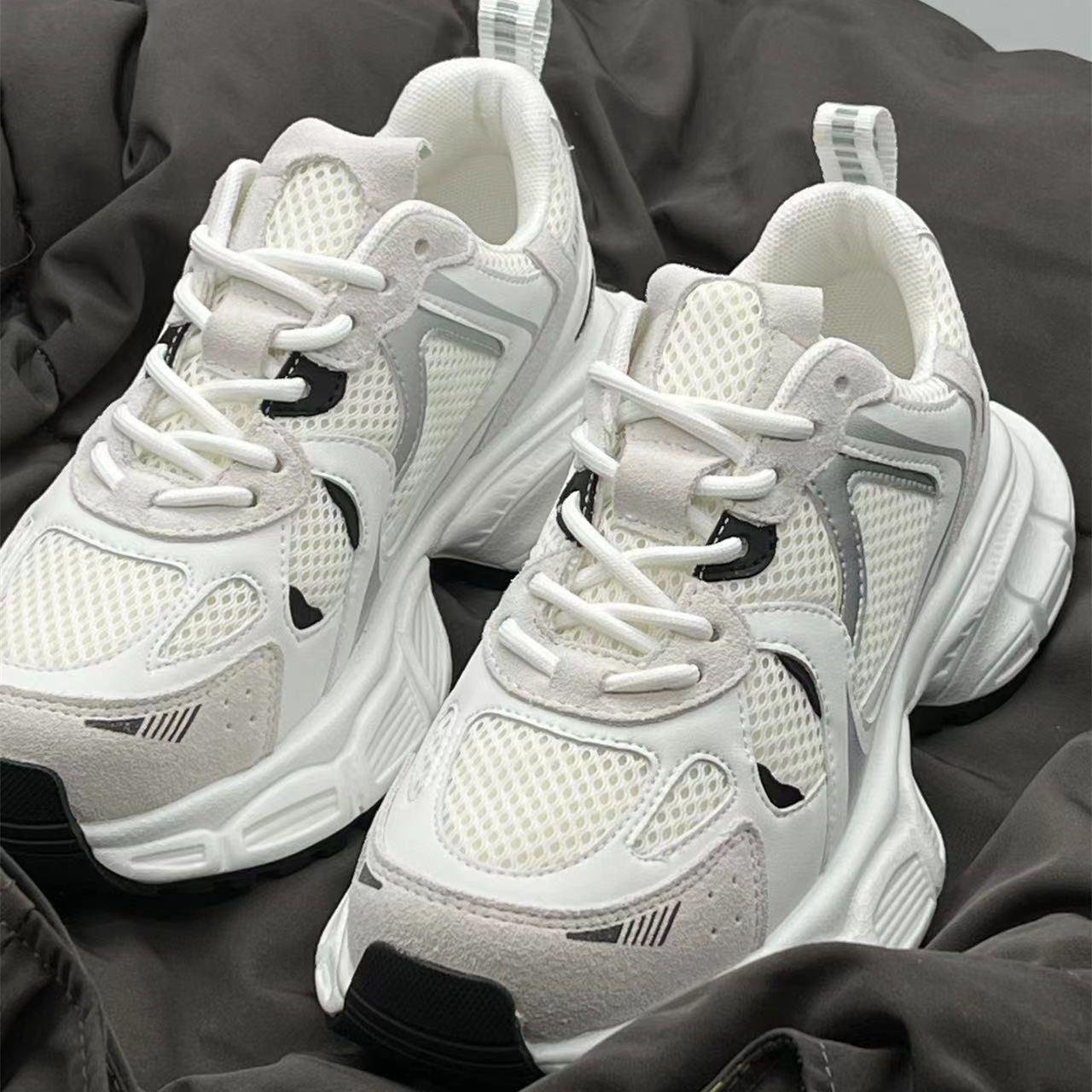 Zapatos de papá para mujeres verano y otoño de 2025 nuevo estilo versátil malla transpirable de moda en zapatos casuales de suela gruesa para mujeres