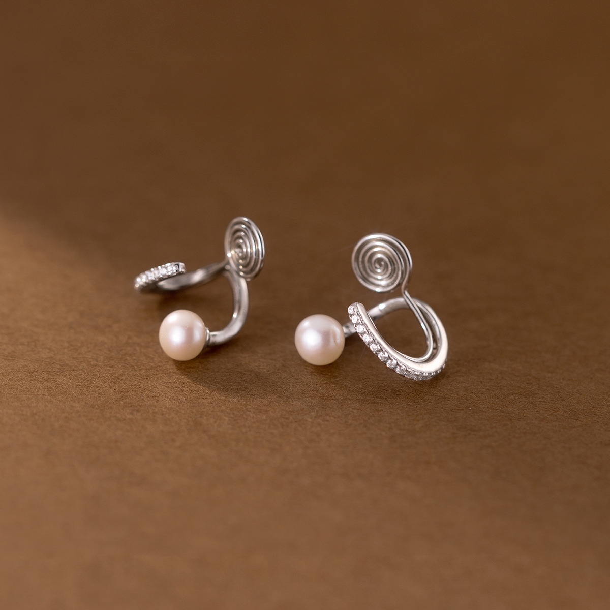 Eloch s925 plata simple perforación círculo de perla temperamento sin agujeros de orejas pequeñas orejas frescas clips de hueso de orejas mujeres M02460