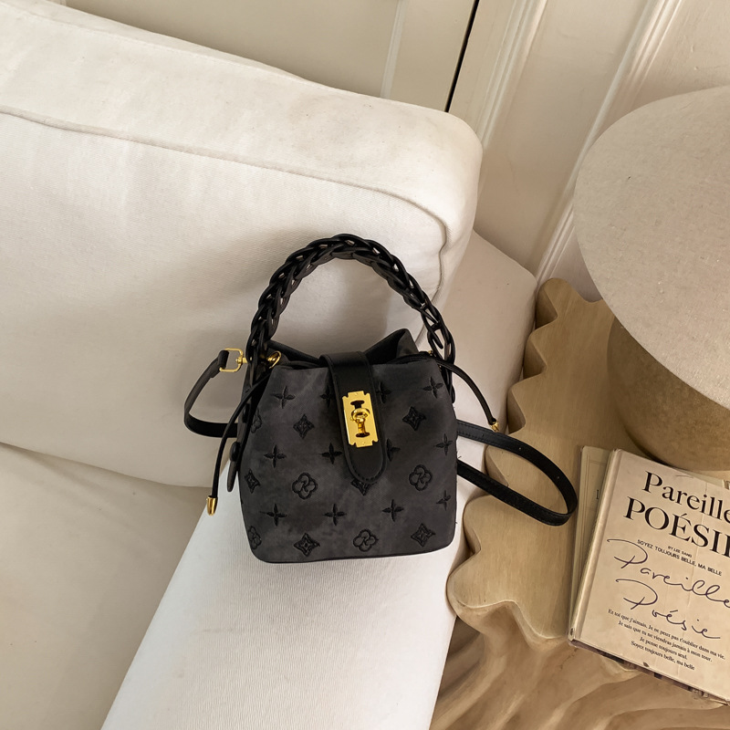 2026 New Luxury Monogram Shoulder Bag For Women Retro Versatile Crossbody Bag Niche Fashion Chain Woven Handbag - Thumbnail 6