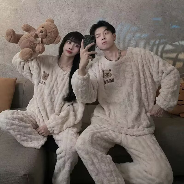 Invierno pareja pijama mujer franela simple color sólido lindo caricatura oso pequeño hombre ropa de casa dos piezas al por mayor