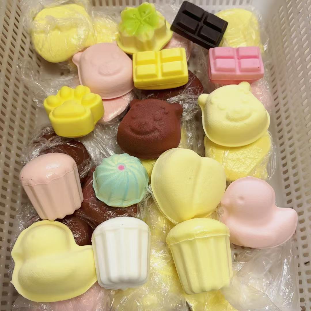 천천히 반동하는 무작위 스타일의 젖고 부드러운 동물 케이크