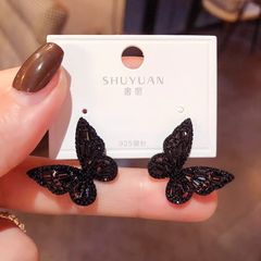 軽豪華な風の高級感の黒い蝶のピアスの気質の暗い個性の気質の甘いクールな風の爆発の百合の耳飾りの女性