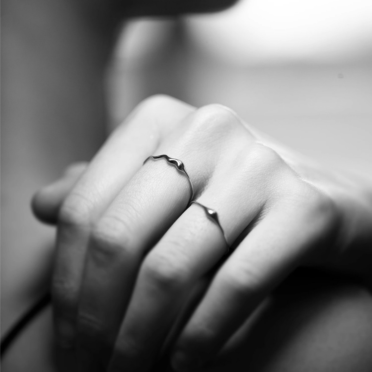 국경 간 뜨거운 판매 새로운  간단하고 다양한 웨이브 디자인 반지 여성의 가벼운 럭셔리 하이 엔드 반지 도매