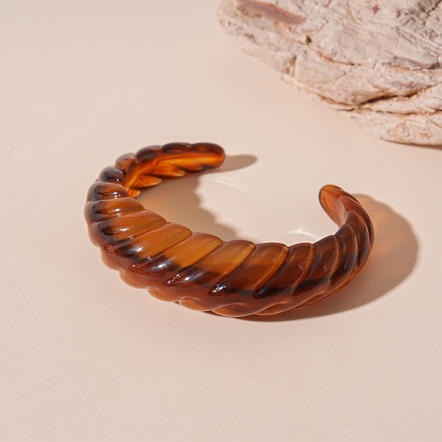 Pulseras de abertura de geometría de hilo acrílico retrógrado simple y exagerado temperamento de alta calidad para mujeres