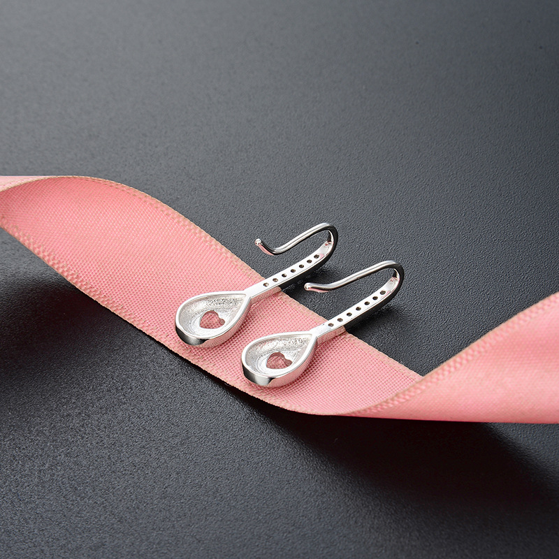 Accesorios elegantes huecos en forma de corazón para mujer estilo japonés y coreano s925 pendientes de plata incrustados en diamantes pendientes de diseño creativo transfronterizo