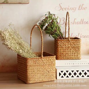 Handheld straw woven basket, aquatic plants, storage system