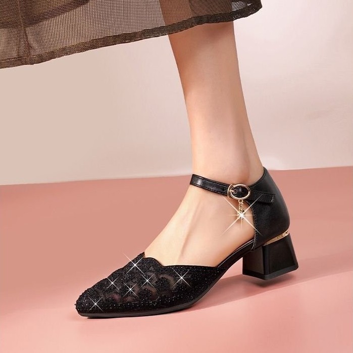 Nuevas sandalias para mujeres 2026 verano nuevo taladro de malla de diamante hueco de diamante suave zapatos de moda de madres