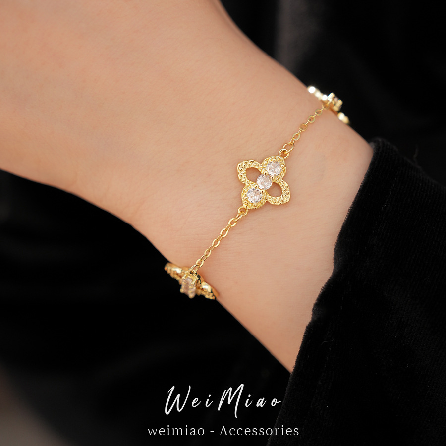Flores de hierba afortunada de Zhengzhou pulsera hueca ligera pulsera de nicho de lujo personalidad temperamento moda joyería al por mayor