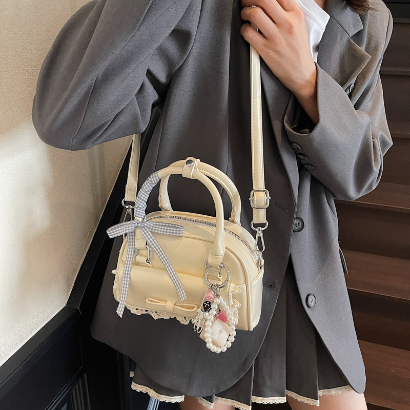 Bolsos pequeños portátiles populares de este año para mujer 2025 nueva moda bolsa de mensajero estilo occidental bolso de hombro casual coreano