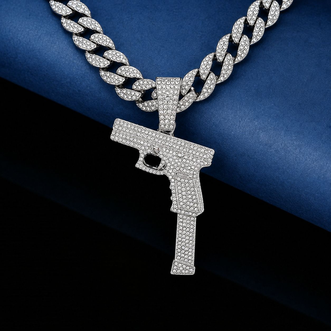 Nuevo collar de aleación europea y americana collar de pistola de hip hop transfronterizo creativo diamante pistola de moda para hombres joyería collar regalo