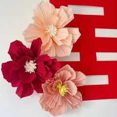 新しいタイプの結婚式の結婚の部屋はしわの紙の花の立体のシミュレーションの花の祝日の装飾の縁の紙の花を配置します。