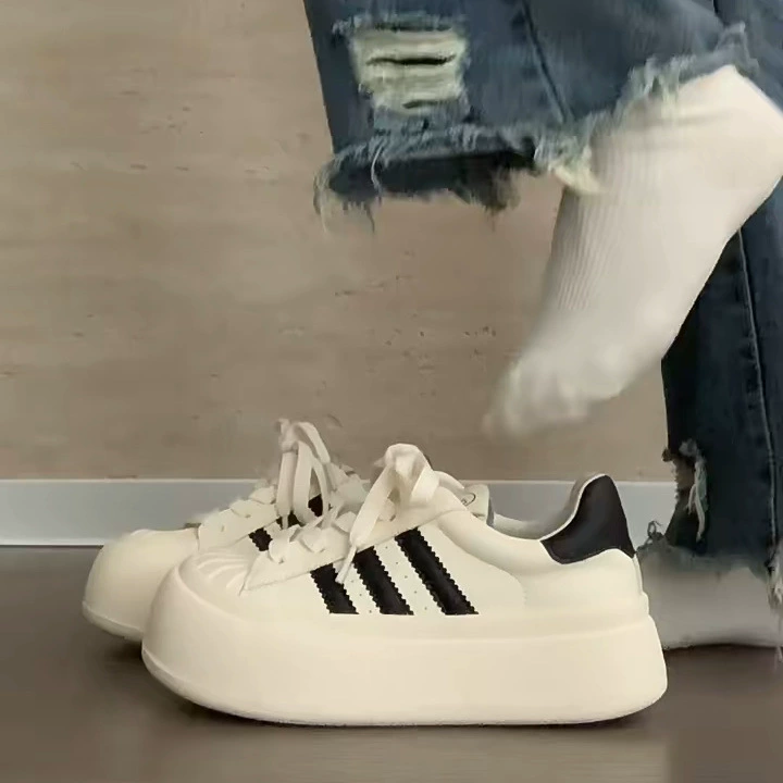 Черные кроссовки с тремя ракушками, осень 2024, новые студенческие повседневные универсальные белые туфли с круглым носком и толстой подошвой, туфли на плоской подошве