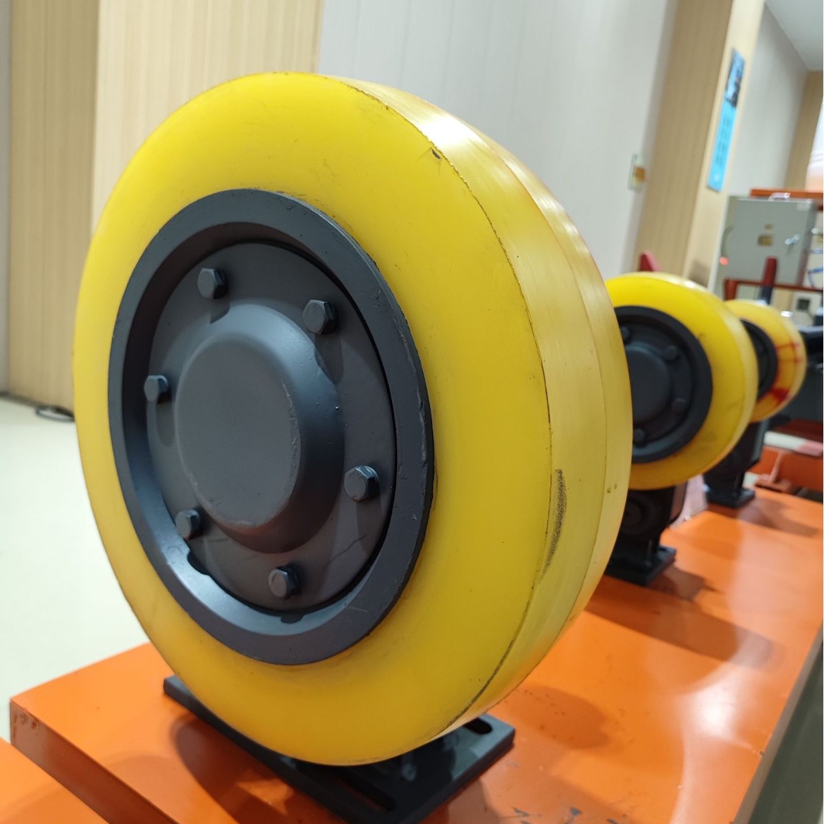 l425罐笼滚轮罐耳采用聚氨酯实心轮耐磨耐耐油 LS425箕斗滚轮罐耳