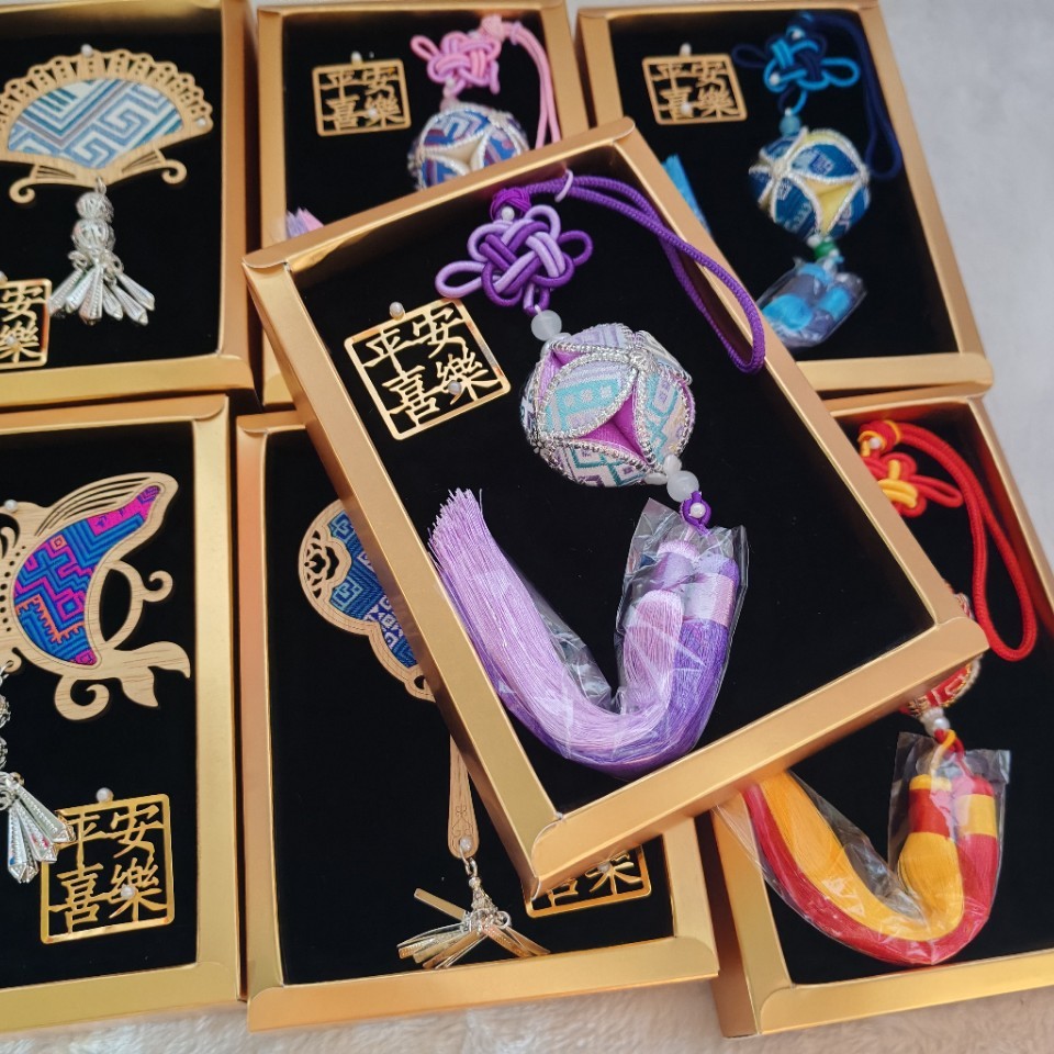广西非遗文创壮锦冰箱贴绣球挂件麽乜香囊挂件伴手礼民族特色礼品
