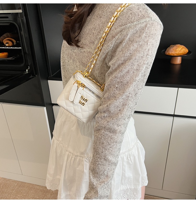 Little Bag Women 2025 Summer New Fashion diamond-shaped chain patent leather crossbody bag, versatile single-shoulder hand-carry bucket bag undefined