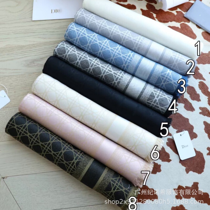 26 new CD plaid square scarf, silk and cashmere blend, classic plaid pattern, all-over print, mulberry silk and wool scarf 26 new CD plaid square scarf, silk and cashmere blend, classic plaid pattern, all-over print, mulberry silk and wool scarf