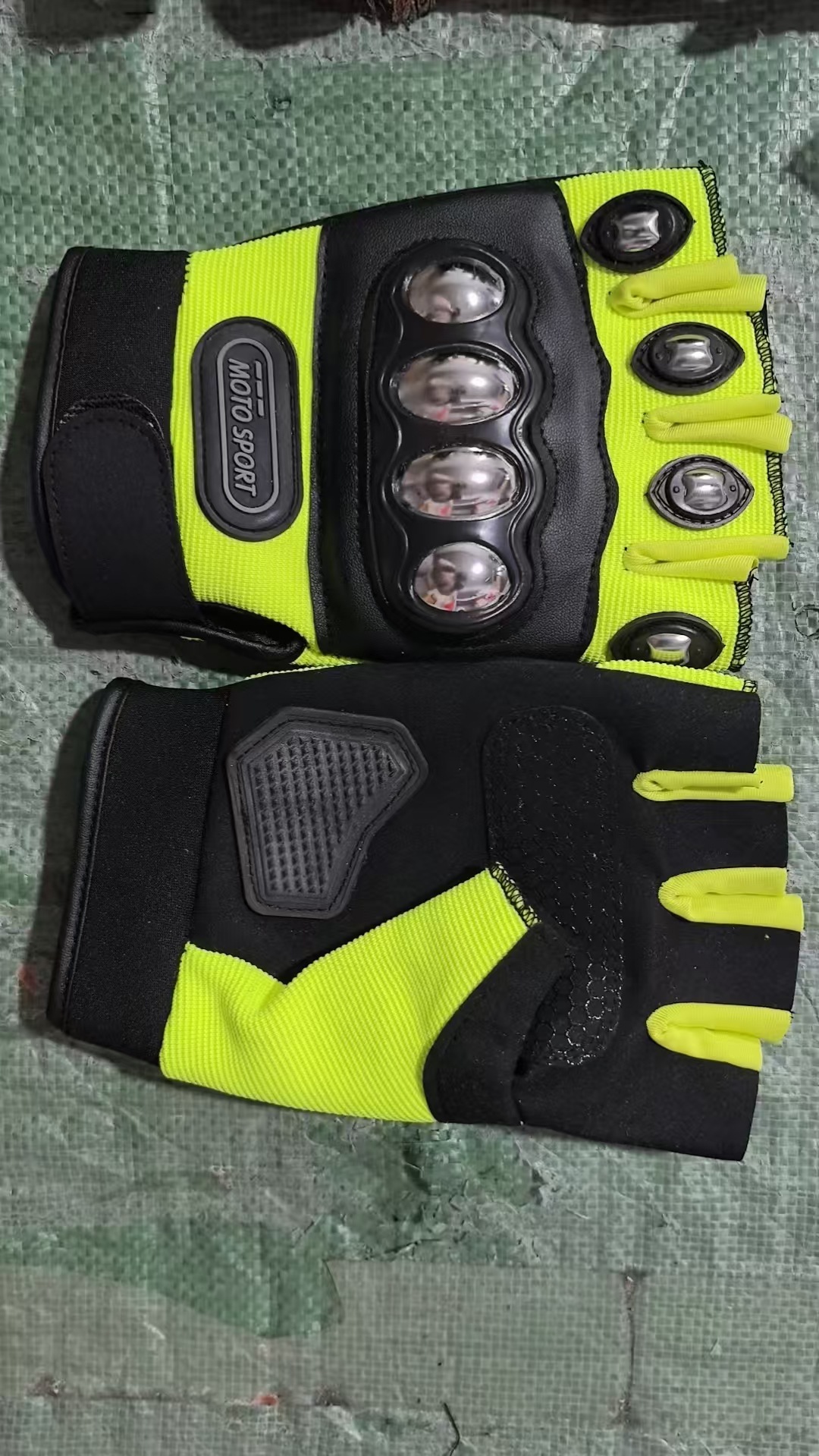 Guantes tácticos de defensa de cinco dedos al aire libre de acero inoxidable resistente a la caída y al desgaste, motocicletas de medio dedo largo