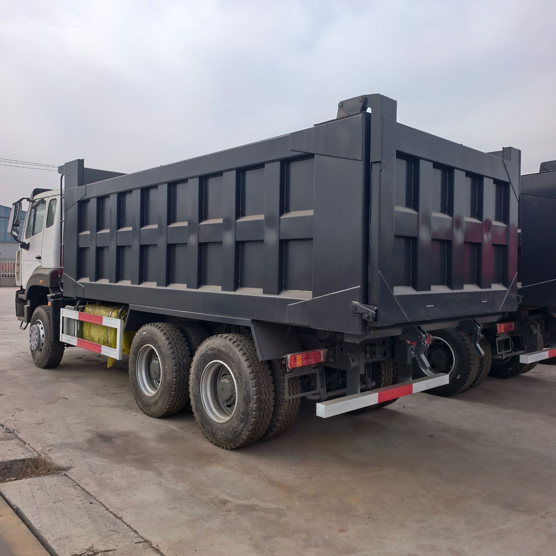 Cross-Border Refurbished Howo Nx6X4 Dump Truck 375 Horsepower 371 Horsepower Dump Truck Export to the Middle East