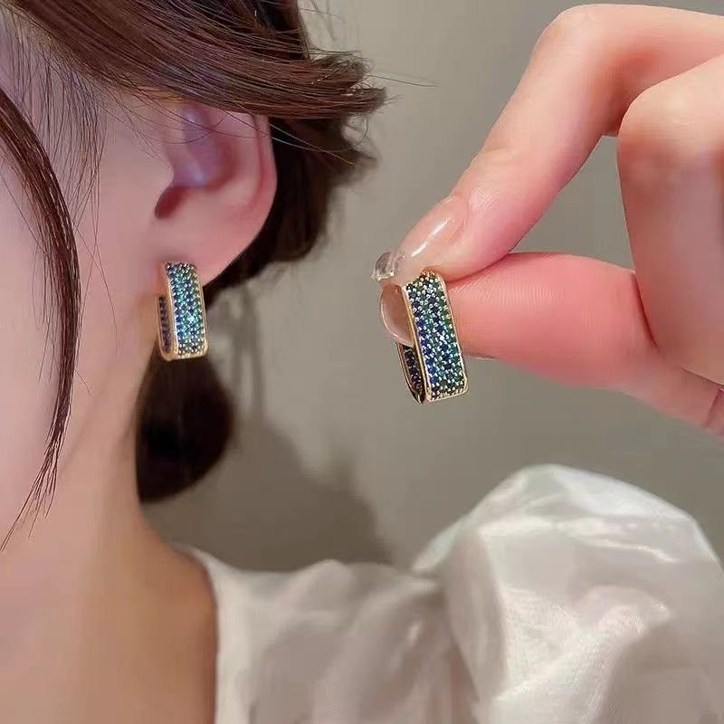 Transfronterizos de zircón geometría de diseño de nicho temperamento aretes de moda versátil alta sensación de orejas medievales