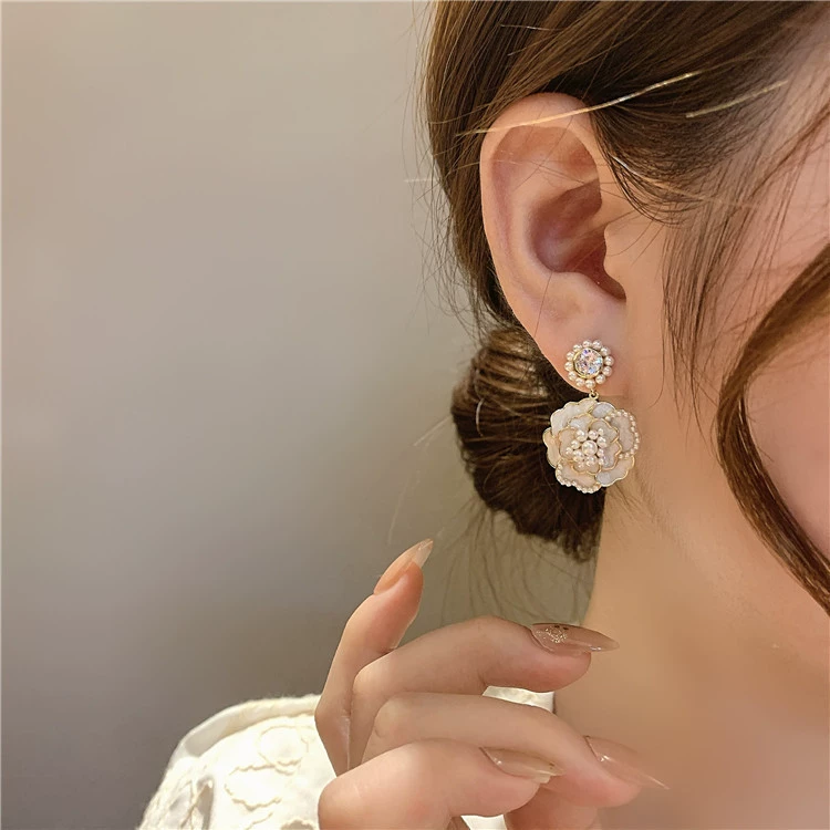 Серьги с цветком капля, элегантный белый и черный, 3.3×2 см, легкая модная пара