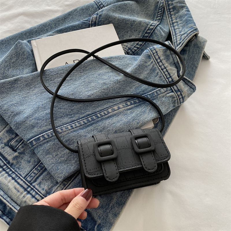 2024 bolso pequeño de ocio de invierno para mujer nuevo estilo simple y moderno retro viajero todo fósforo ins bolso de mensajero de un solo hombro para mujer