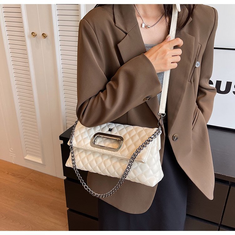 Kleine luxuriöse Klapp-Ohrtasche für Damen 2024 neue Mode-Umhängetasche hochwertige Unterarmtasche mit Diamantkette_voghion.com