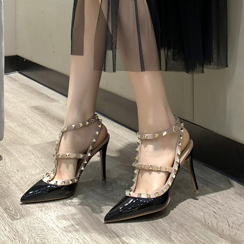 Valentino ハイヒール レディース リベット ポインテッドトゥ 2ストラップ 3ストラップ 本革 パテントレザー スティレットヒール バービン サマーサンダル 女性用|undefined