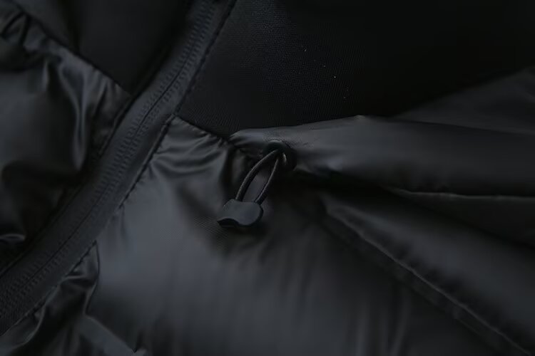 Schmal geschnittene Pufferjacke mit Kapuze für Damen – Minimalistischer und vielseitiger Langarmmantel, leichte Polyestermischung für Herbst und Winter_voghion.com