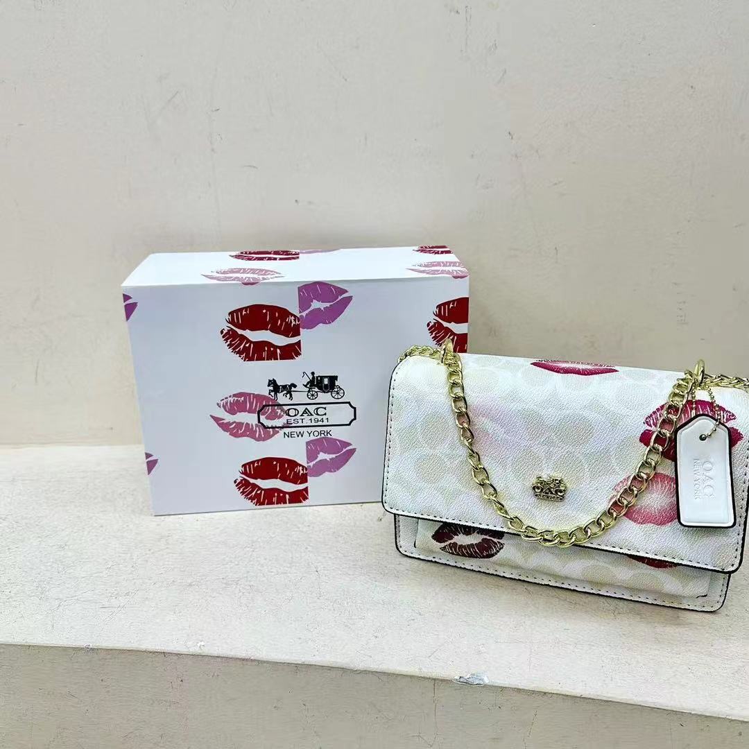 Venta al por mayor transfronteriza 2024 otoño e invierno comercio exterior nueva cadena de color empalme bolsa cuadrada pequeña tendencia de impresión de labios bags pequeños