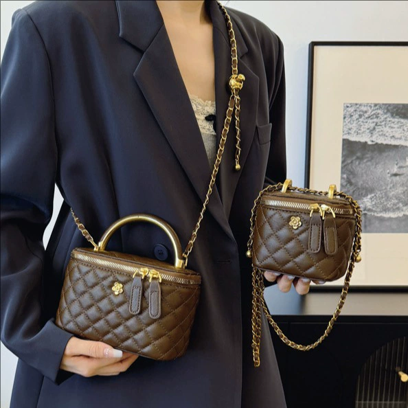 Retro Quilted Shoulder Bag, One-Shoulder Diamond Pattern, Top Handle & Chain Strap, 18.5×9.4 cm