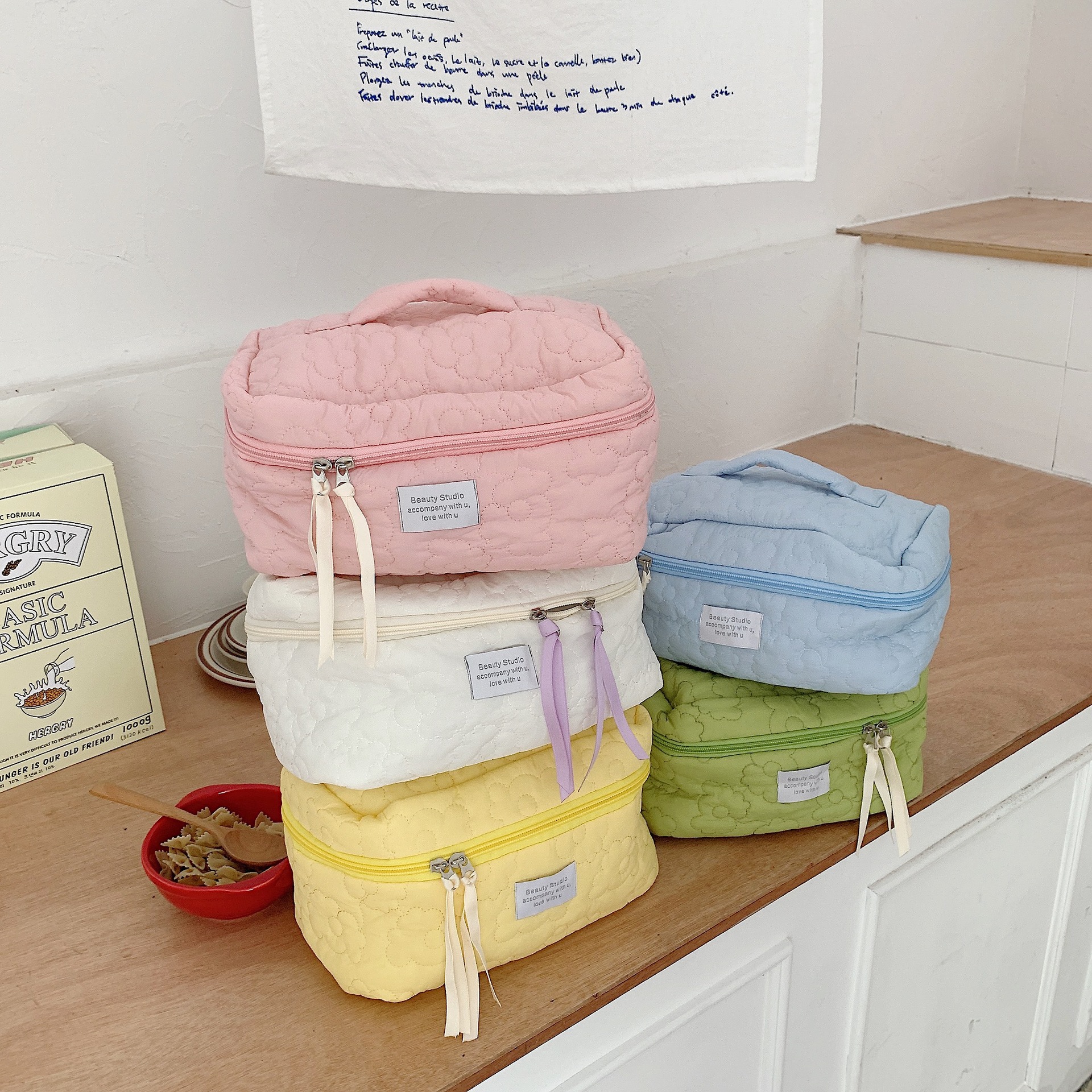 The 2631 Japanese-style fresh color-blocking flower hand-held makeup bag has a large capacity and can be carried hand in hand with a storage bag and a student pen case undefined