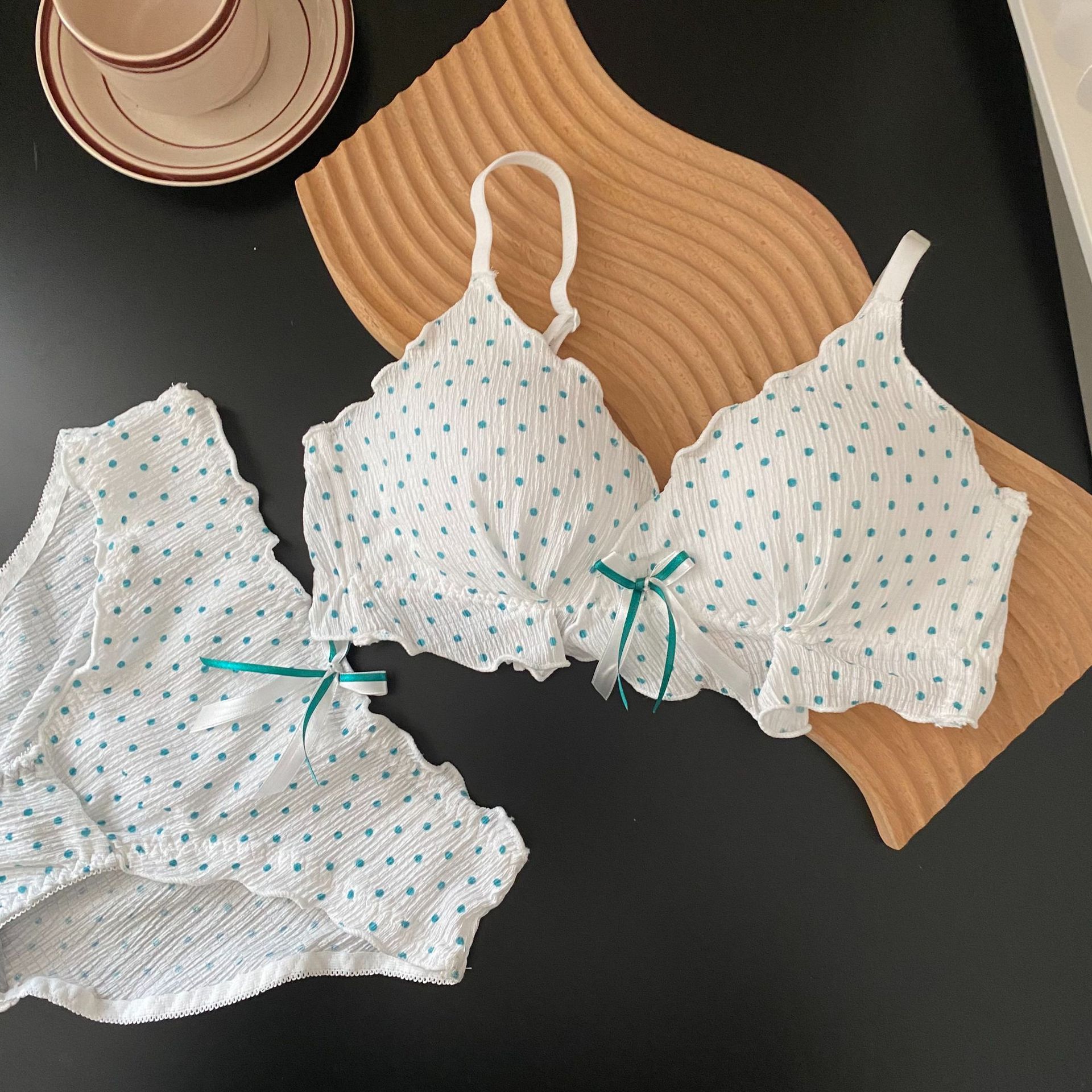 Ropa interior delgada de lunares franceses reunida sin anillo de acero, copa fija para mujer, recolección lateral de leche auxiliar, sujetador de soporte superior anti-flacidez