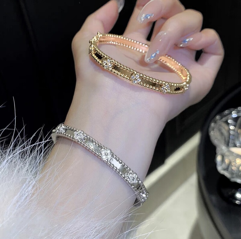 Cross-border best-selling kaleidoscope bracelet, available in wide and narrow versions, featuring a four-leaf clover design with full diamond embellishments, a luxurious couple's bracelet, and plated with 18K gold for a touch of understated elegance Cross-border best-selling kaleidoscope bracelet, available in wide and narrow versions, featuring a four-leaf clover design with full diamond embellishments, a luxurious couple's bracelet, and plated with 18K gold for a touch of understated elegance