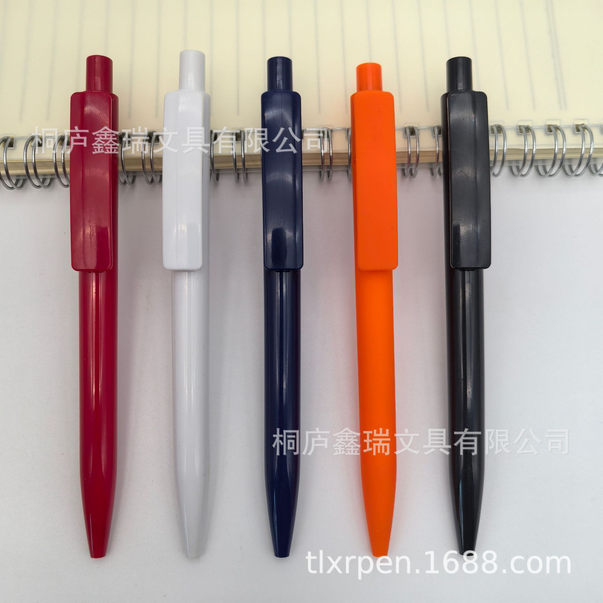 Suministro de bolígrafo de plástico prensado, bolígrafo de gancho ensanchado, bolígrafo publicitario simple, bolígrafo publicitario explosivo