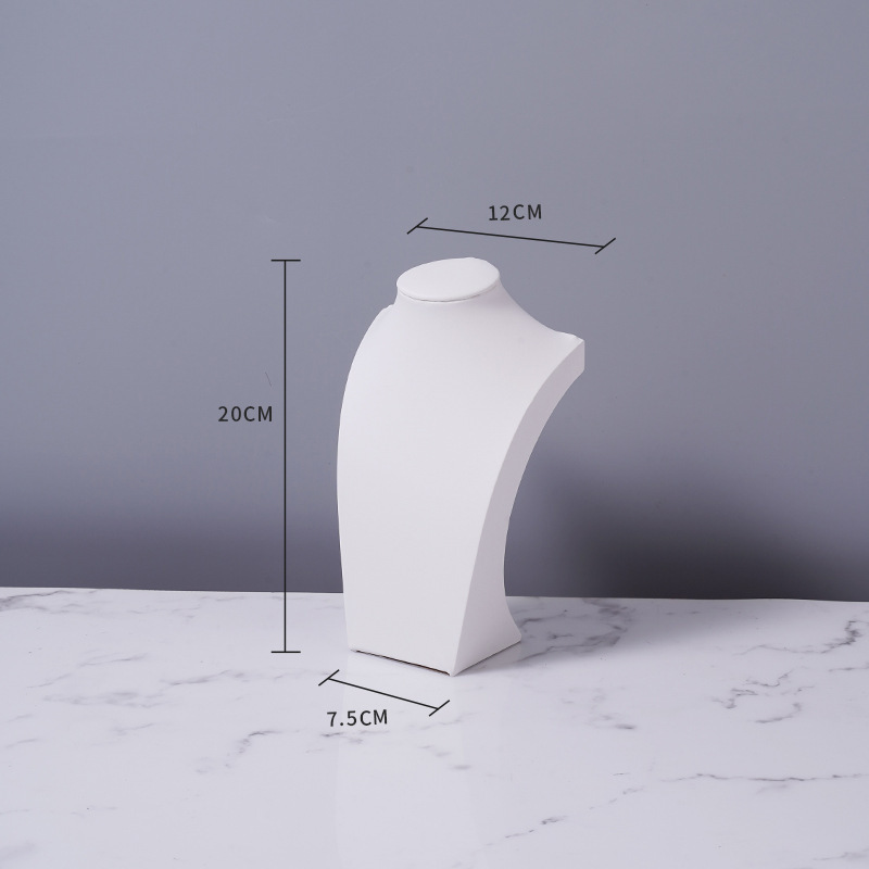 フランネルのネックレスの展示棚の人はモデルのアクセサリー棚のネックレスの首の型のカウンターの陳列道具のネックレスの棚のようです。|undefined